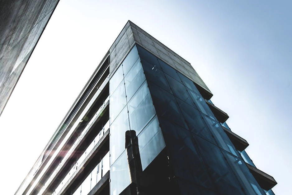 Nowoczesny budynek biurowy symbolizujący innowacyjność